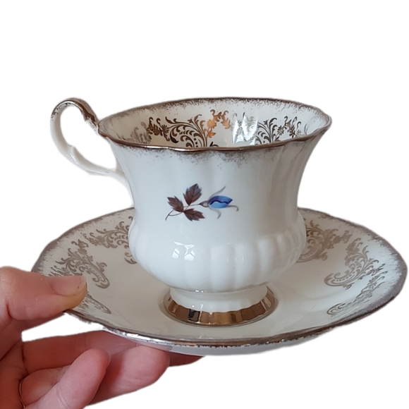 Windsor Teacup and Saucer set - Picture 2 of 3